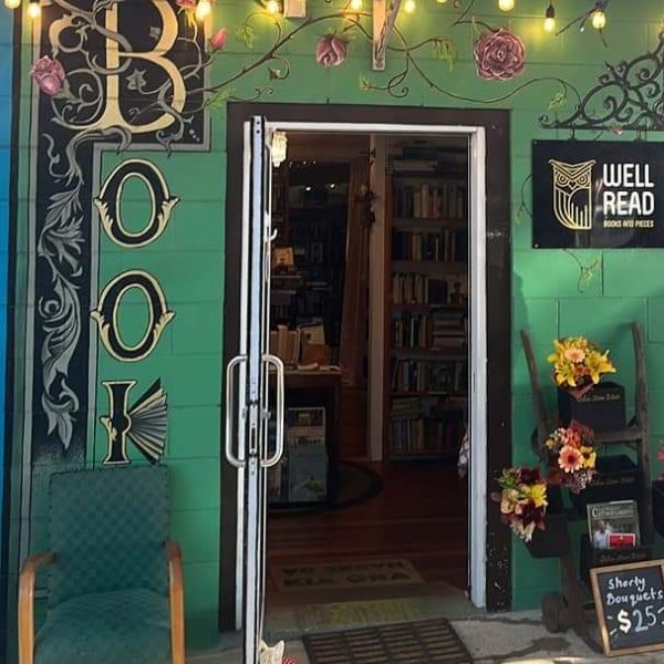 Front of Well Read Books in Raglan, New Zealand. Specializing in selling second-hand books.